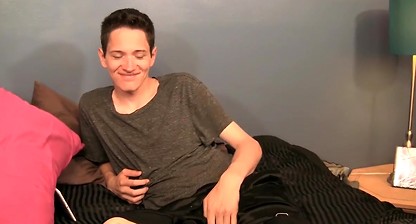 Hung amateur Caesar Cumming cums after jerking off his dick
