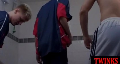 Shower twinks blowing before bareback threeway for cumshots