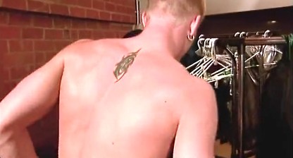MUSCLE MODELS UNDRESS & STRIP TOGETHER BACKSTAGE