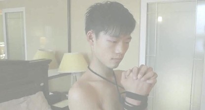 被缚双手的直男小鲜肉被玩弄射精