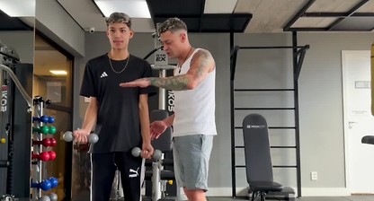 I fucked the skinny guy's ass from the gym without a condom